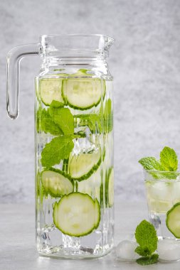 Buz soğuk salatalık ve naneli limonata yenileniyor