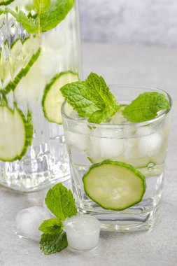 Salatalık ve nane yaz soda