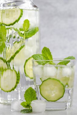 Yaz partisi içki, salatalık ve naneli soda