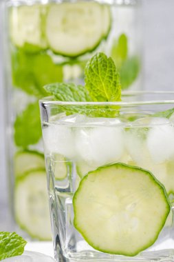 Salatalık ve nane sodalı buz cam