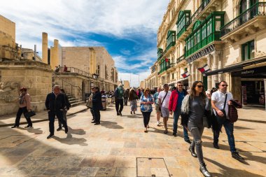 Alışveriş ve Malta Valletta sokaklarda yürüyen turist