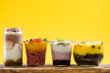 Taze meyve, kopya alanı ile katmanlı tatlılar