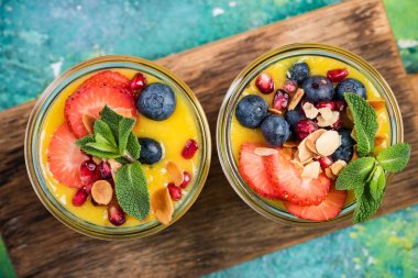 Taze meyve ve mango hamuru tatlı kavanoza karışık