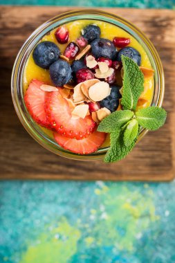 Renkli berry ve mango kahvaltı kavanoz