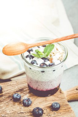 Yaban mersini ve Hindistan cevizi musse kavanoza katmanlı