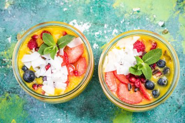 İki büyük meyve ve superfood dolu kavanoz