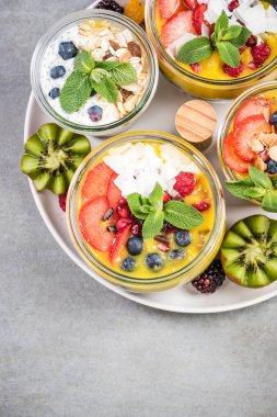 Tepsi kavanozlara katmanlı gıda ile hizmet veren