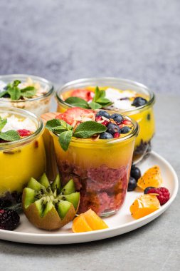 Mango püresi ve kavanoza siyah pirinç