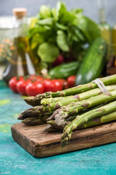 Taze bahar sebze, yeşil kuşkonmaz