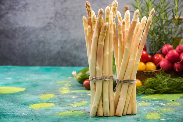 White asparagus bunch standing on table — Stock Photo, Image