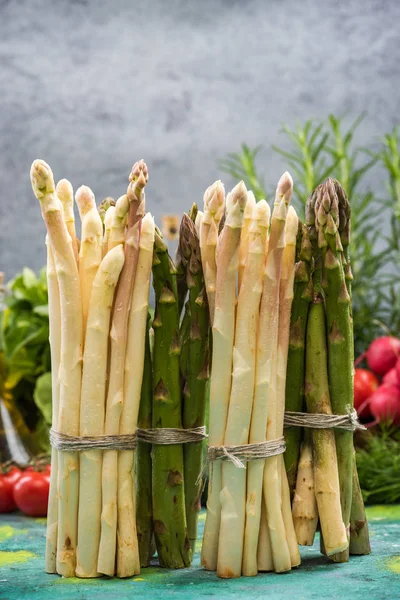 Un mucchio di asparagi in piedi sul tavolo della cucina — Foto Stock