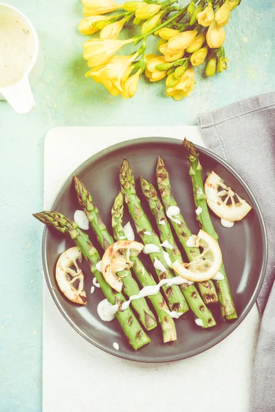 Limon ve daldırma ile ızgara kuşkonmaz