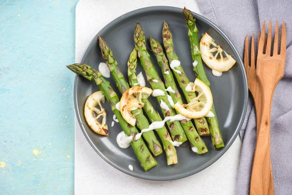 Limon ile sağlıklı ızgara kuşkonmaz