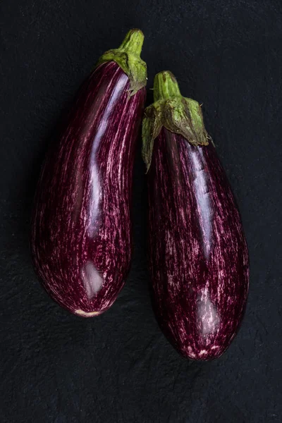 Pembe ya da mor patlıcan koyu slate üzerinde