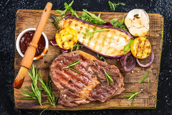 Perfecte barbecue, gegrild vlees met groenten en glazuur — Stockfoto