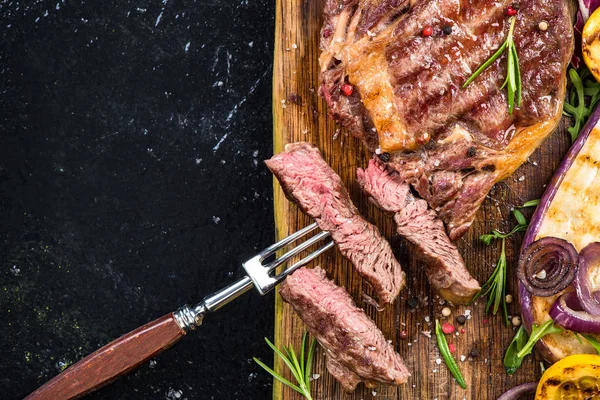 Grillad biff med grönsaker, restaurang mall — Stockfoto