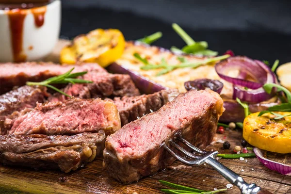 Mittelseltenes Steak, Nahaufnahme — Stockfoto