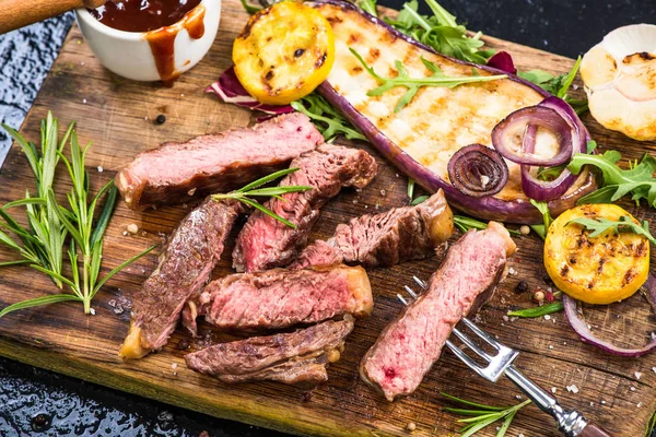 Middelgrote zeldzame biefstuk, close-up — Stockfoto