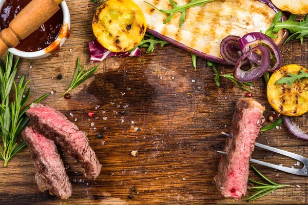 Roston sült steak, zöldségek, fűszernövények, fűszerek és máz — Stock Fotó