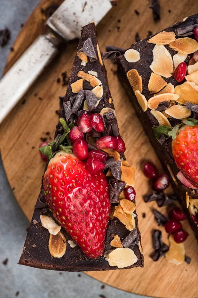 Soliman.rwash, çilek ve nar ile kek