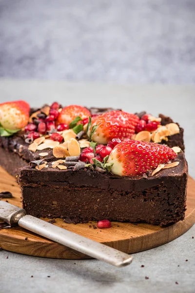 Sağlıklı kek berry meyve ile dekore edilmiştir.