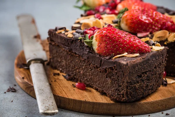 Tatlı patates, çilek ve nar ile kek