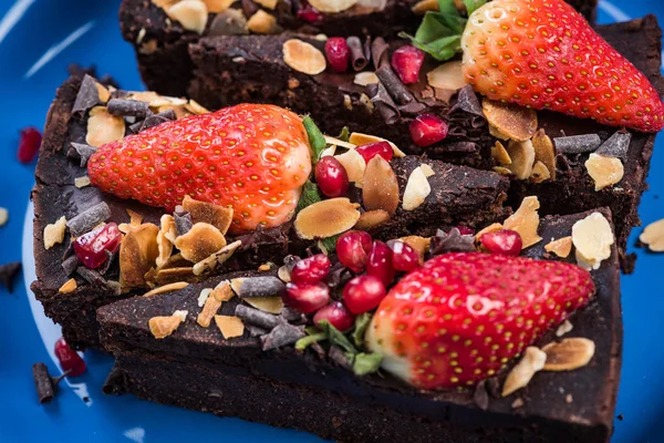 Dilimlenmiş çilek ve çikolata kek