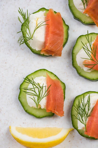 Smoked salmon, cottage cheese and cucumber snack — Stock Photo, Image