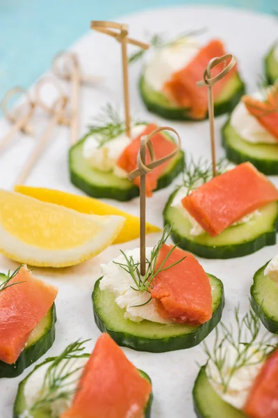 Smoked salmon, cottage cheese and cucumber snack — Stock Photo, Image