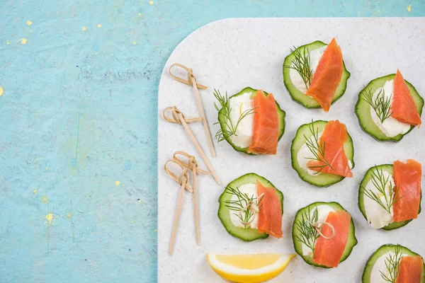Smoked salmon, cottage cheese and cucumber snack — Stock Photo, Image
