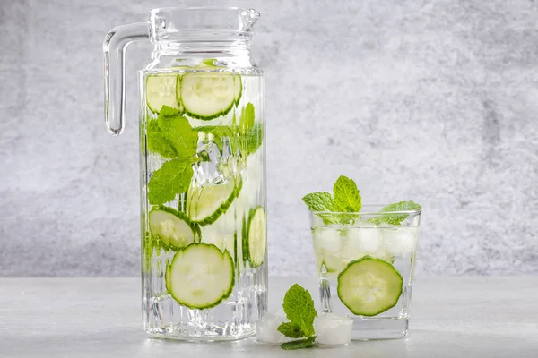 Canlandırıcı diyet salatalık ve nane içecek