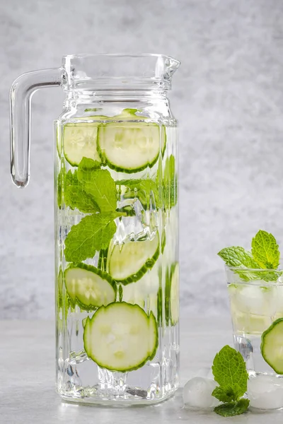 Buz soğuk salatalık ve naneli limonata yenileniyor