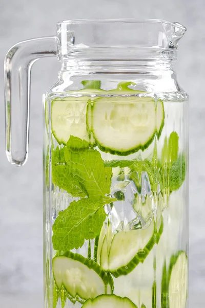 Yaz partisi içki, salatalık ve naneli soda