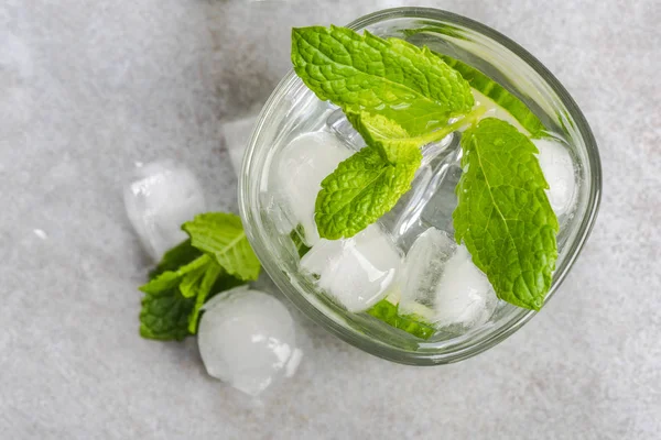 Refreshing mint drink and ice — Stock Photo, Image