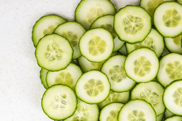 Taze salatalık dilimleri, üstten görünüm bahar