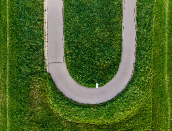 Estrada forma abstrata e grama, vista aérea — Fotografia de Stock