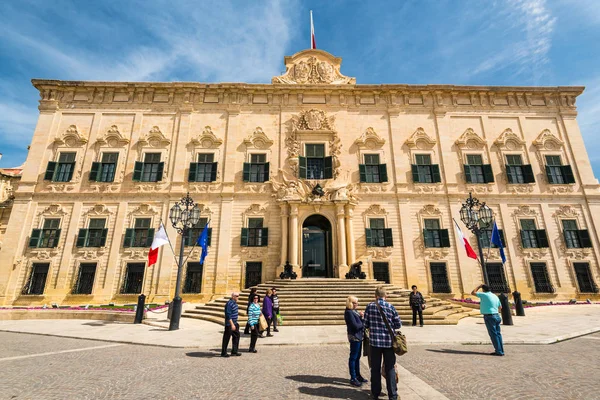 Tourists sightseeing architecture in Valletta,Malta — Stock Photo, Image