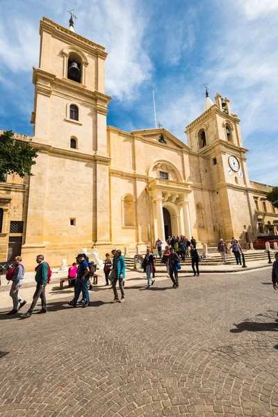Gente caminando por las calles de La Valeta, Malta — Foto de Stock