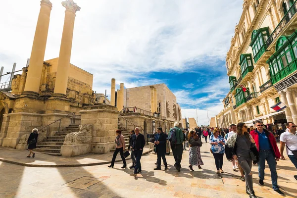 Alışveriş ve Malta Valletta sokaklarda yürüyen turist
