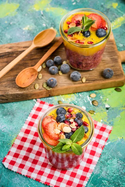 Суперпродукти харчування та свіжі фрукти сніданки банки — стокове фото