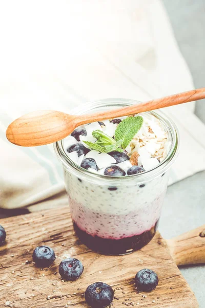 Yaban mersini ve Hindistan cevizi musse kavanoza katmanlı