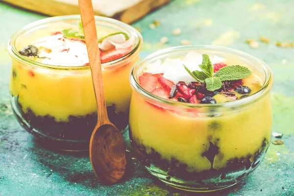 Sağlıklı kavanoz siyah pirinç ve mango püresi