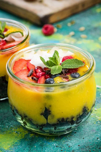 Siyah pirinç, mango hamuru ve berry meyve kavanoz