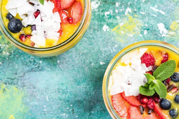 İki büyük meyve ve superfood dolu kavanoz