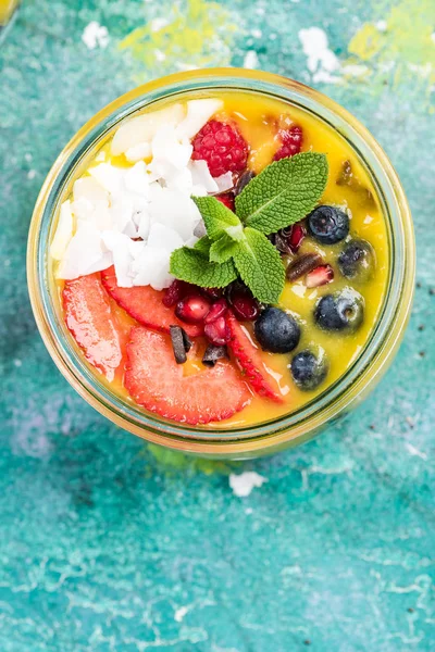 Olgun yaz meyve ve nane ile jar