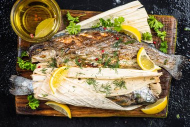 Izgara Alabalık hus otlar ve limon ile Mısır