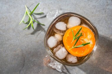 Cam buz soğuk çay içecek ve biberiye garnitür ile