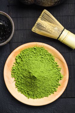 Matcha yeşil toz ve bambu çay fırçalamak