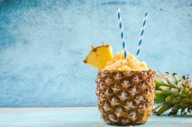 Tropikal meyve suyu granita ananas hizmet