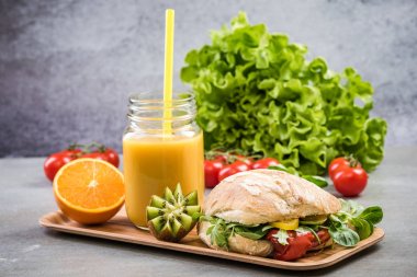 Sağlıklı sandviç topuz, güler yüzlü kahvaltı tepsi